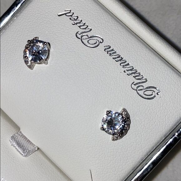 ✨ Crislu
Platinum Vermeil Half Halo Stud Earrings✨ - Picture 7 of 7